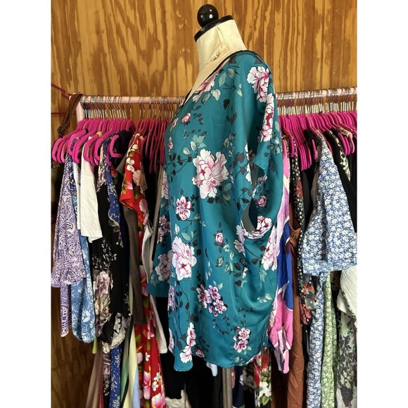 Torrid Size 1 (1X) Top Floral Print Contrast Dolman Top / Blouse Turquoise - Picture 6 of 10